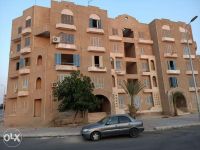 شقة علي شارع رئيسي -واجهه - دور ٢ - بحري - ٢ نوم و ريسبشن و حمام و مبط