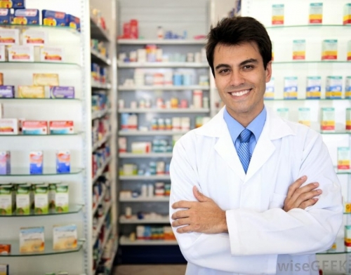 pharmacist-with-pill