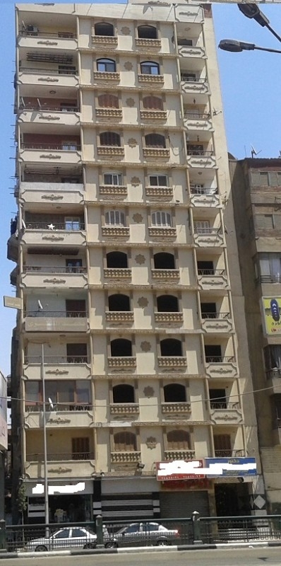 شقة 117 متر بشارع رمسيس الرئيسى امام مستشفيات جامع